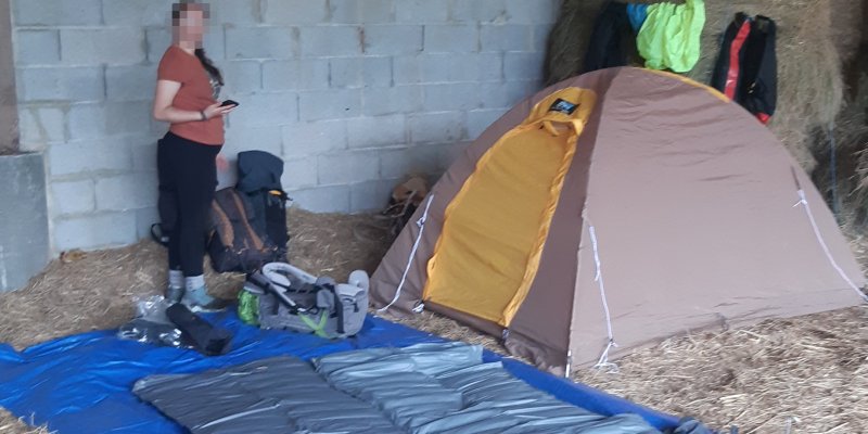 Tente à l'abri dans un hangar à foin